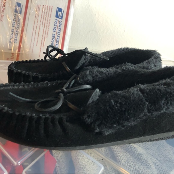 Minnetonka 40650 Women’s Black Suede Sheep Lined Slip On Slippers 9M - Picture 7 of 11